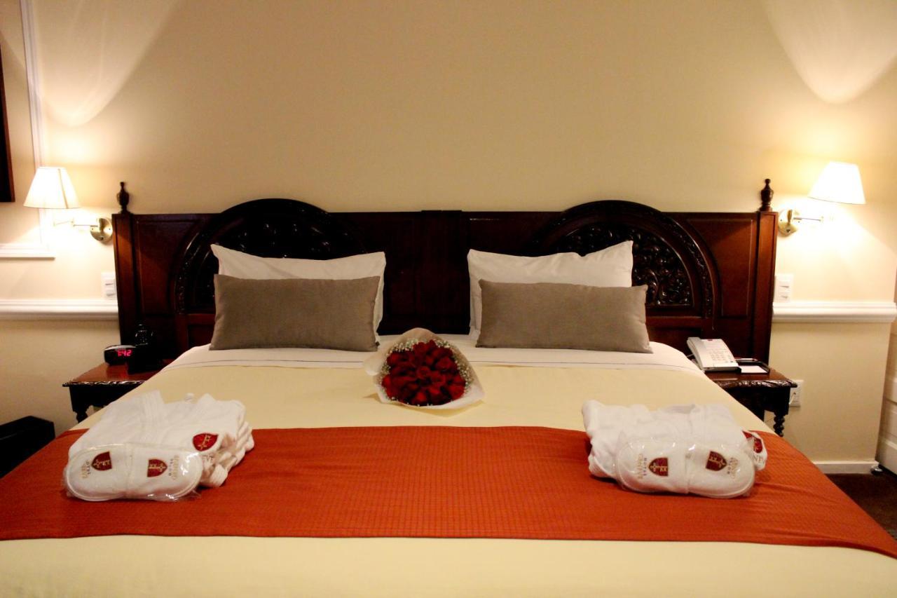 โรงแรมเจเนเว เม็กซิโกซิตี้ ภายนอก รูปภาพ A bedroom at the hotel
