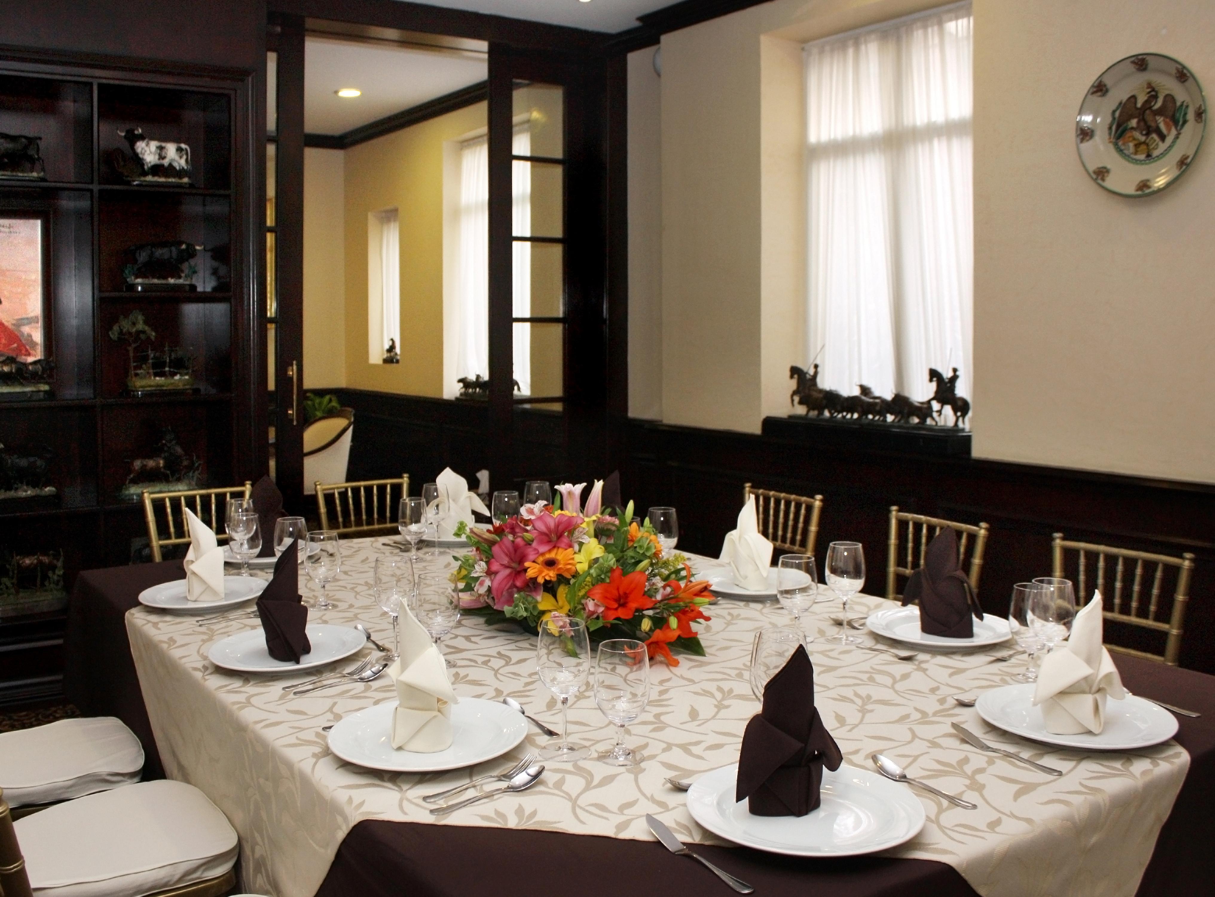 โรงแรมเจเนเว เม็กซิโกซิตี้ ภายนอก รูปภาพ A table set for a meal